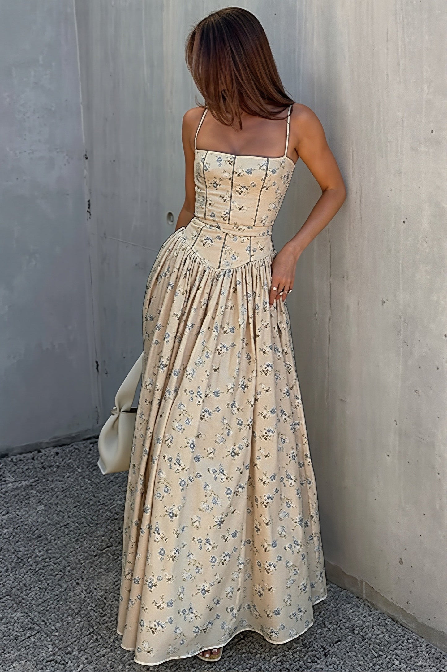 Maxikleid mit schmaler Passform und Cami-Trägern in Frontalansicht
