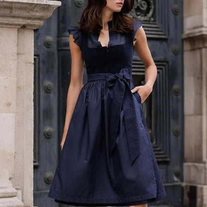 Damen-Dirndl in Marineblau mit passender Schürze für einen traditionellen Look