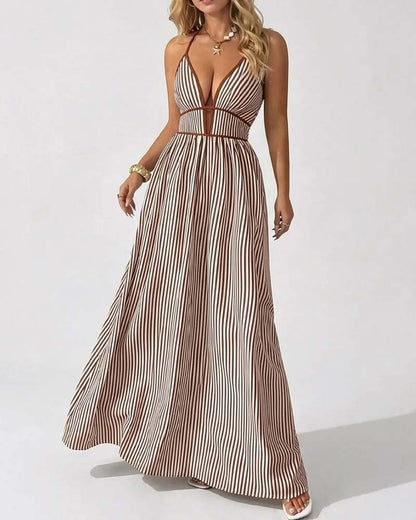 Langes Damenkleid mit Spaghettiträgern und Streifenprint im Studio