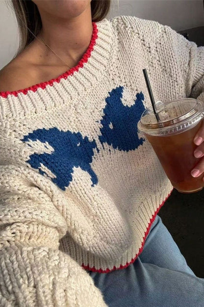 Detailansicht des Hundemotivs auf dem gestrickten Pullover
