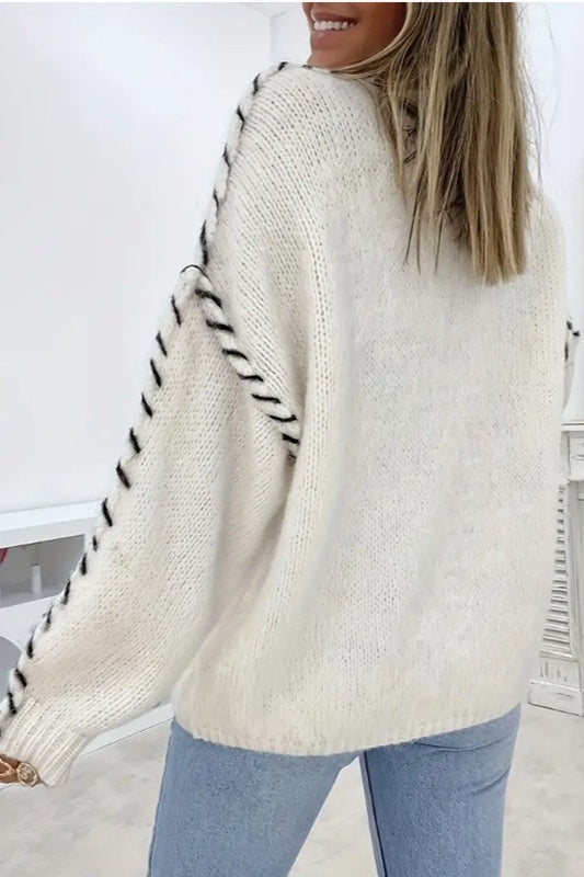 Seitliche Ansicht des gestrickten Damenpullovers mit Spitzendetail