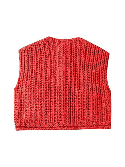 Damen Strickweste im lässigen Lagenlook über einem Oberteil getragen