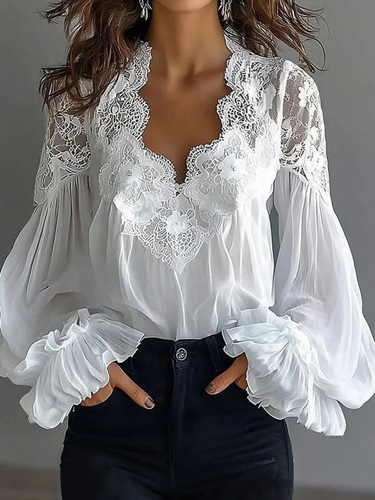 Damenbluse mit Spitzen- und Patchwork-Einsätzen und Puffärmeln
