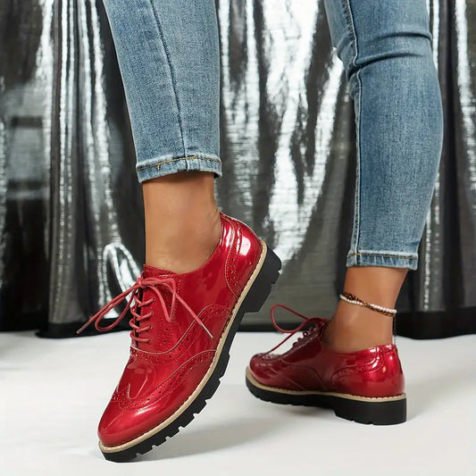 Damen Oxford-Schuhe in Lack-Optik mit Profilsohle in Seitenansicht