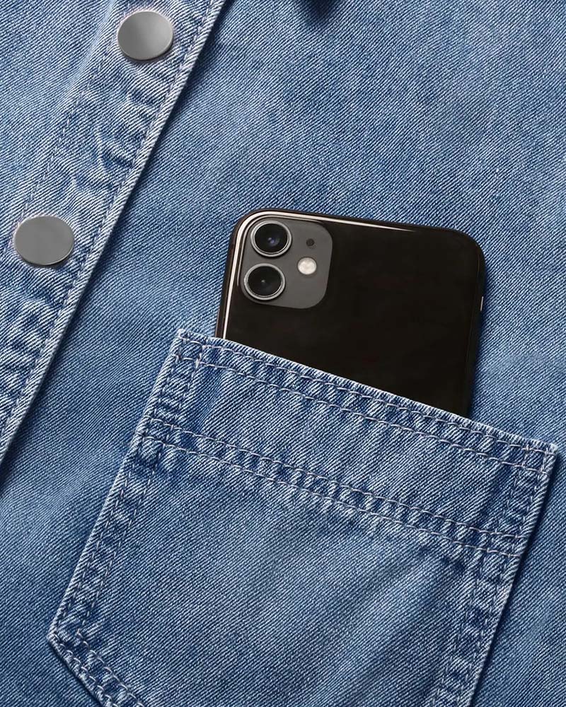 Detailaufnahme der Druckknöpfe an einem Damen-Denimhemd