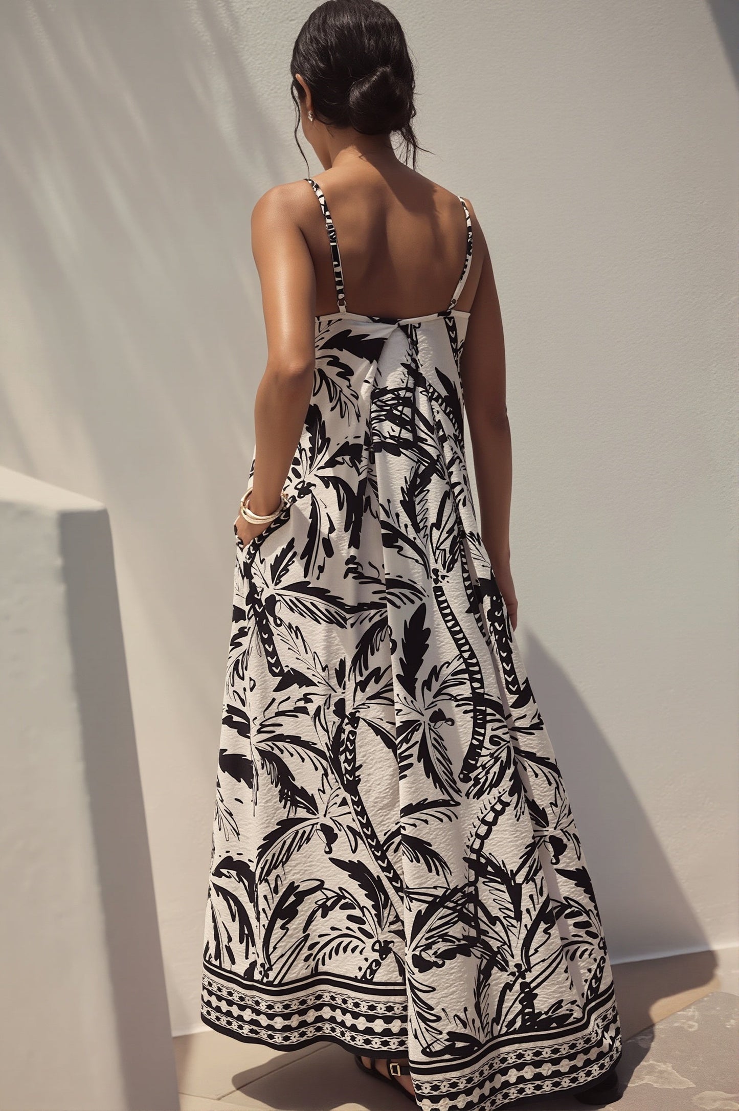 Damen-Maxikleid mit tropischem Pflanzenprint in Seitenansicht