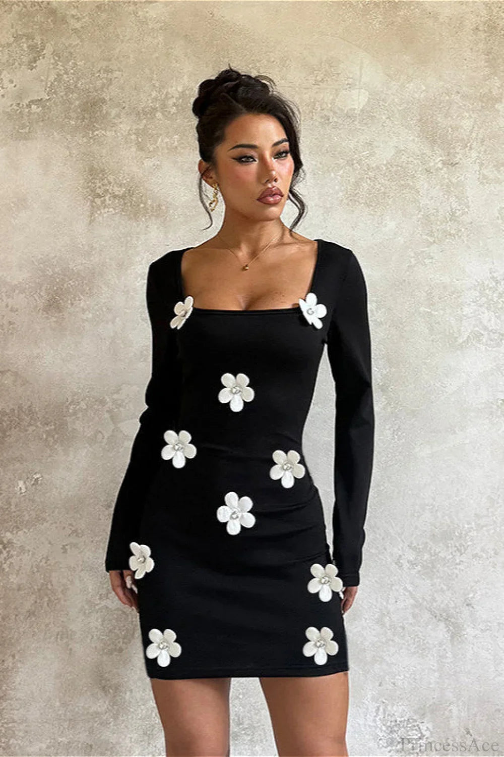 Figurbetontes Minikleid mit Blumenmuster und Langarm in Seitenansicht