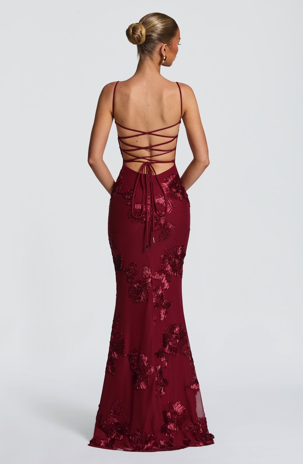 Elegante Vorderansicht des Damen-Maxikleids mit floraler Applikation