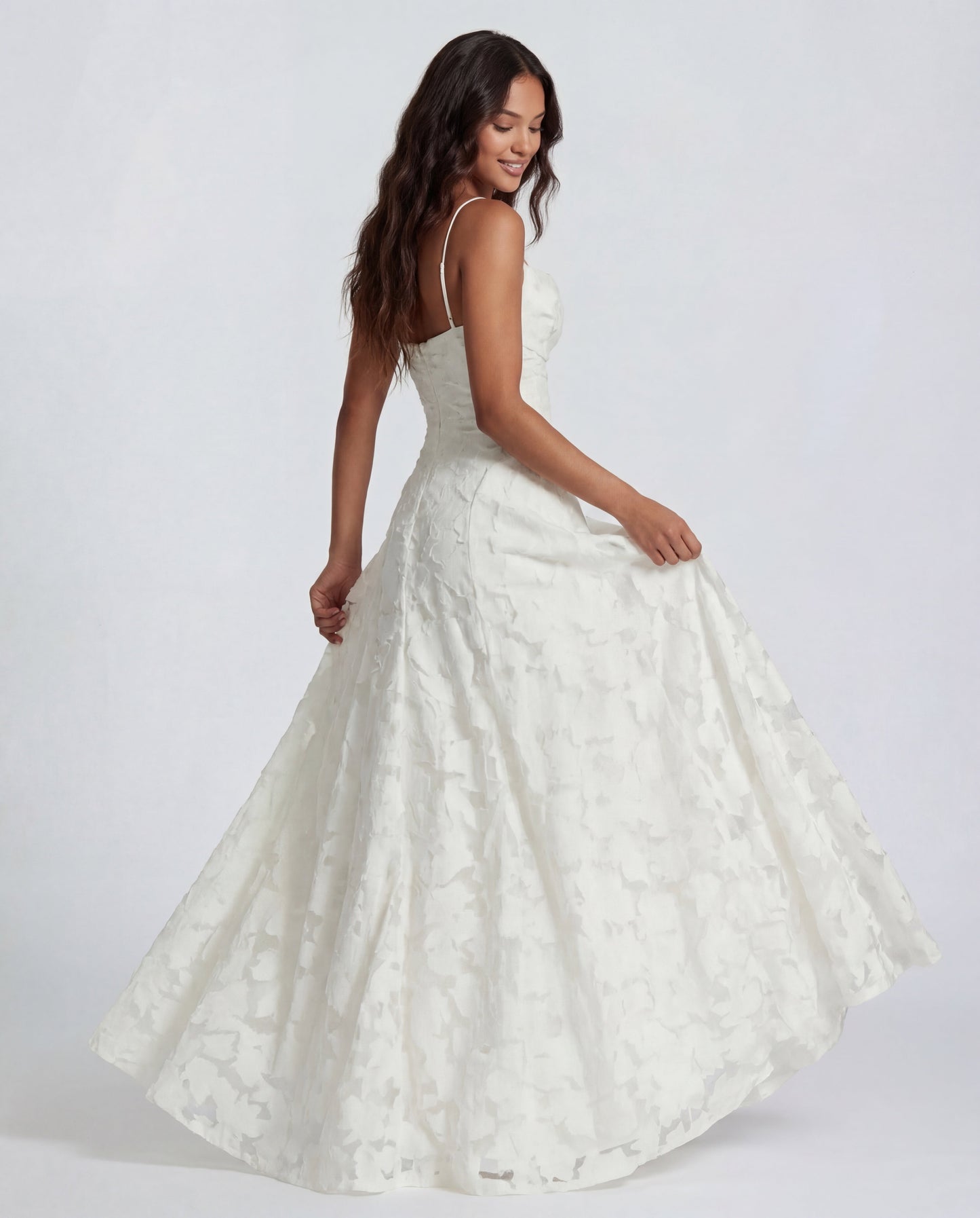 Detailaufnahme der Spitze und des geraden Ausschnitts am Kleid