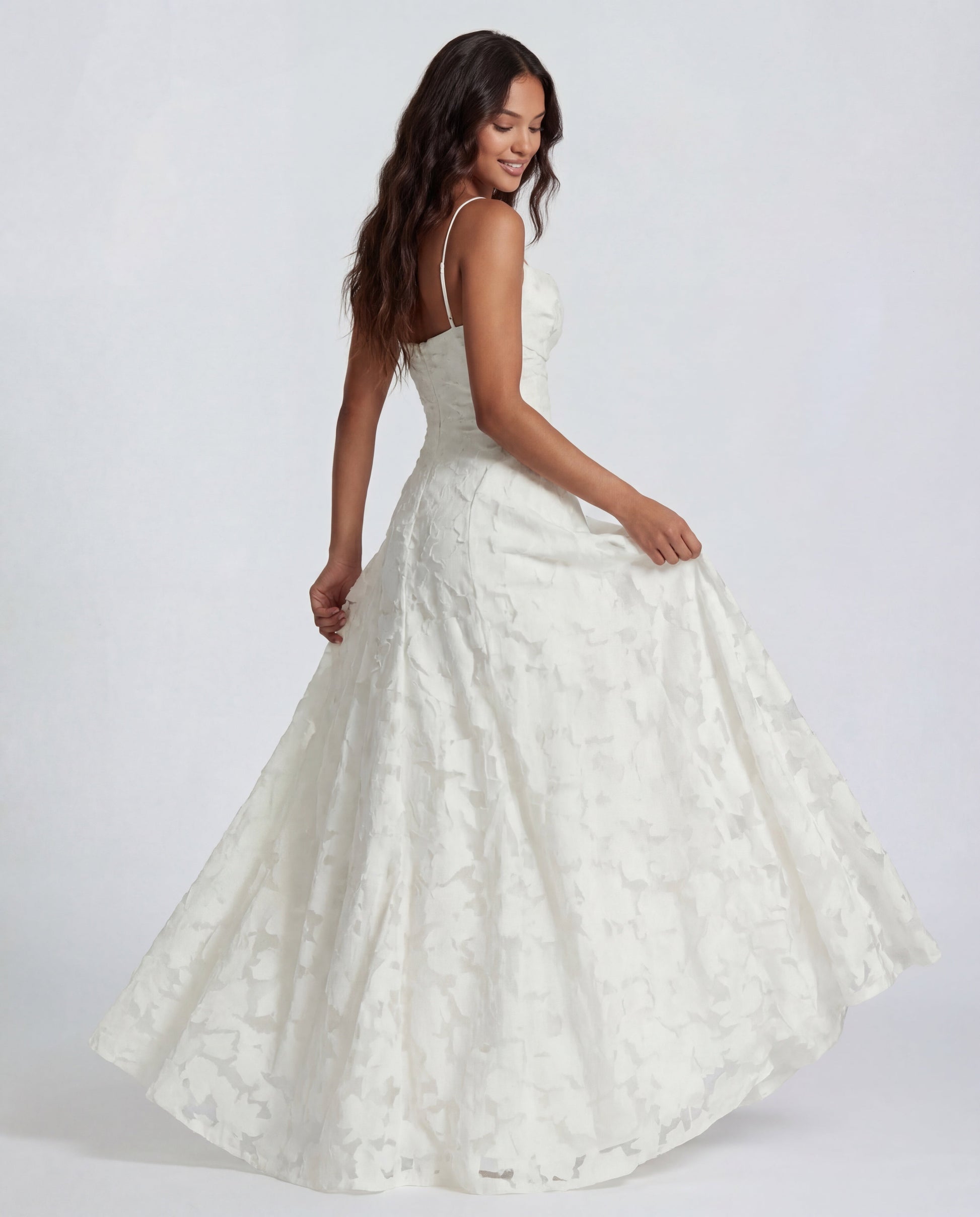 Detailaufnahme der Spitze und des geraden Ausschnitts am Kleid
