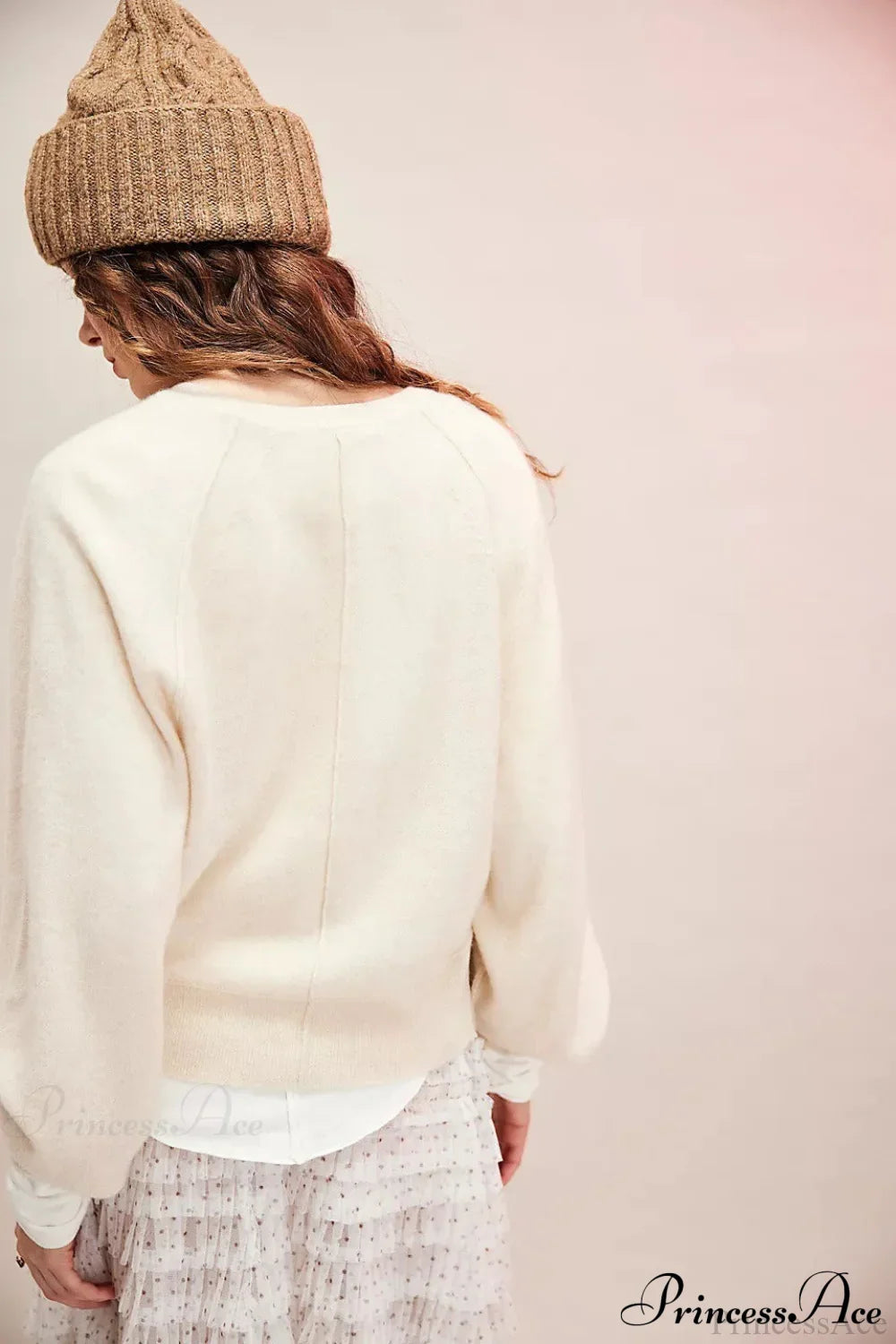 Damen Strickpullover in Seitenansicht mit lockerem Schnitt und V-Ausschnitt