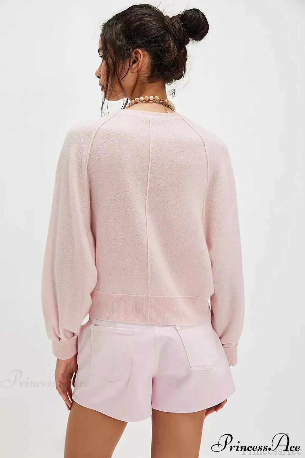 Damen Strickpullover mit V-Ausschnitt als Ganzkörperansicht vorne