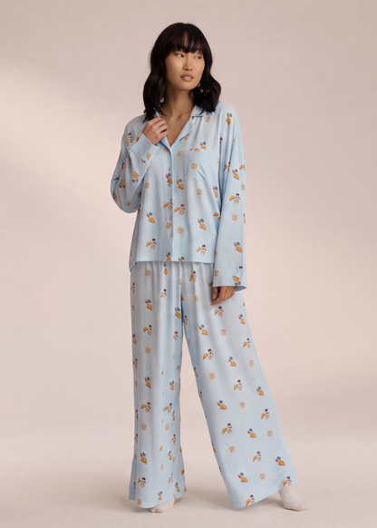 Bequemes Damen Outfit mit weiter Hose und stilvollem Printmuster