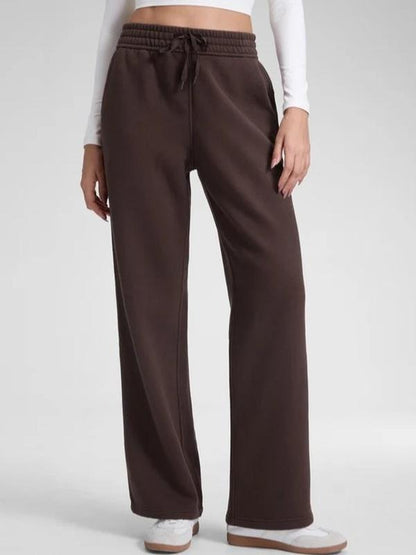 Elegante weite Damenhose mit fließender Silhouette in Rückansicht