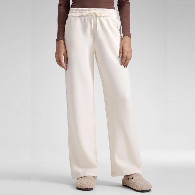 Detailansicht der High-Waist-Damenhose mit weitem Bein und fließendem Stoff