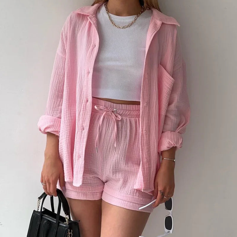 Knopfdetail am Oberteil des eleganten Damen-Sommer-Sets