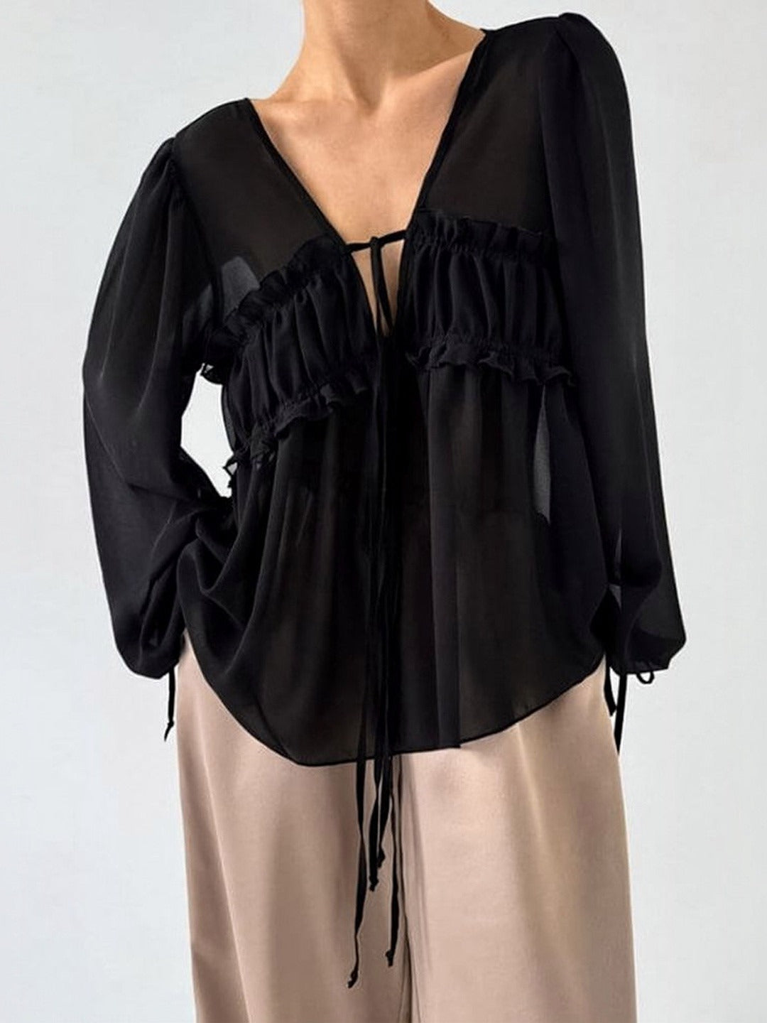 Chiffon-Bluse mit Rüschen, V-Ausschnitt und Bindeband, Weiß