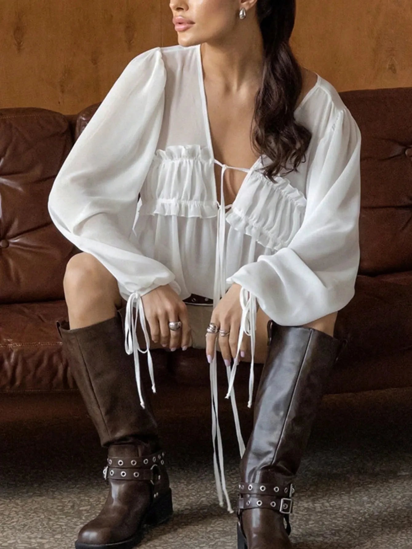 Chiffon-Bluse mit Rüschen, V-Ausschnitt und Bindeband, Weiß