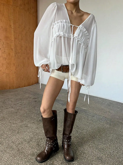 Chiffon-Bluse mit Rüschen, V-Ausschnitt und Bindeband, Weiß