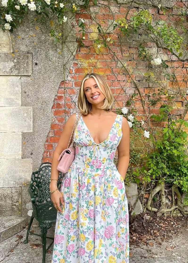 Damen Midikleid mit Blumenprint in voller Länge getragen