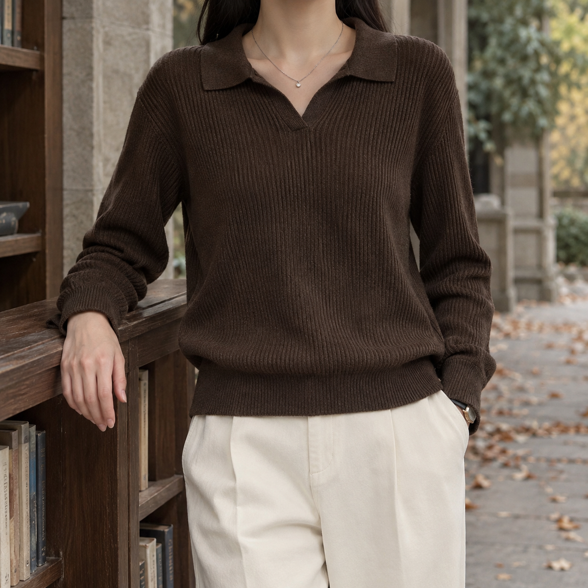 Rippstrickpullover für Damen mit Polokragen in lockerer Passform