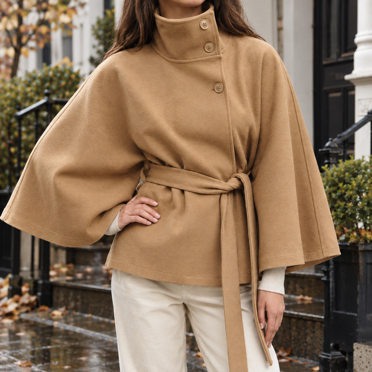 Cape-Jacke für Damen mit Stehkragen und Bindegürtel in der Vorderansicht