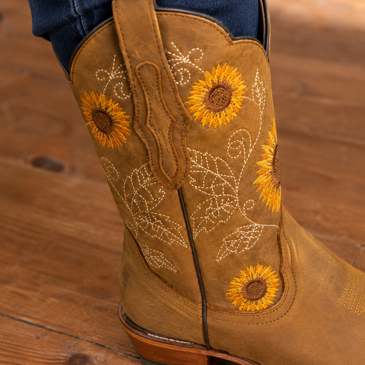 Nahaufnahme der Sonnenblumenstickerei an einem Westernstiefel