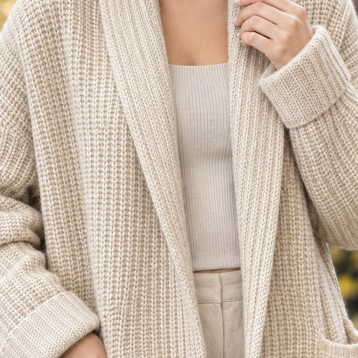 Nahaufnahme des gerippten Strickmaterials und der offenen Vorderseite