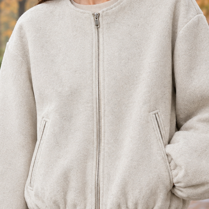 Frontansicht der Damen-Kurzjacke mit Ballonärmeln
