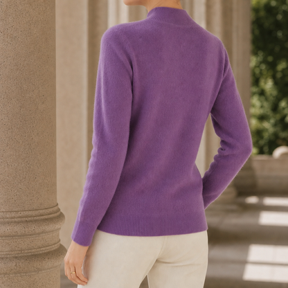 Detailaufnahme des gerippten Stehkragens am Kaschmirpullover