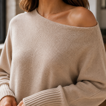 Detailansicht des asymmetrischen Ausschnitts am Damen-Strickpullover