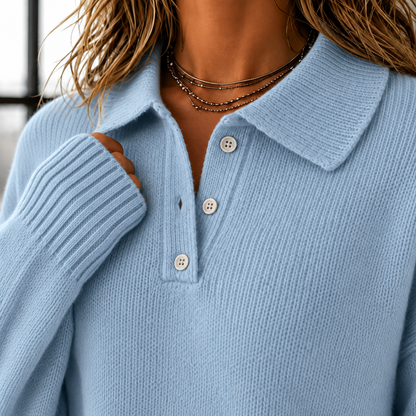 Detailansicht des Polokragens am Damen-Strickpullover