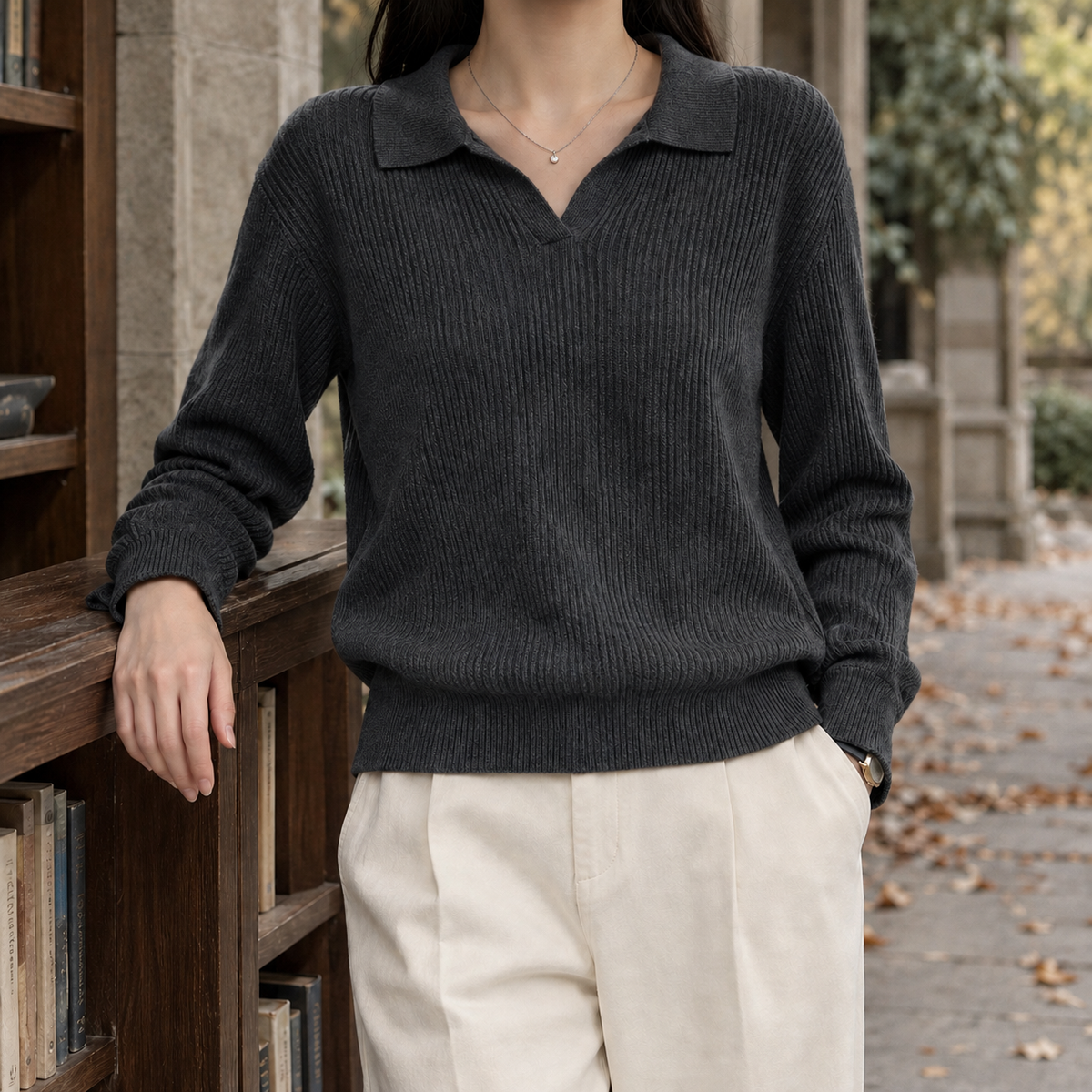 Detailansicht des gerippten Strickmusters am Pullover