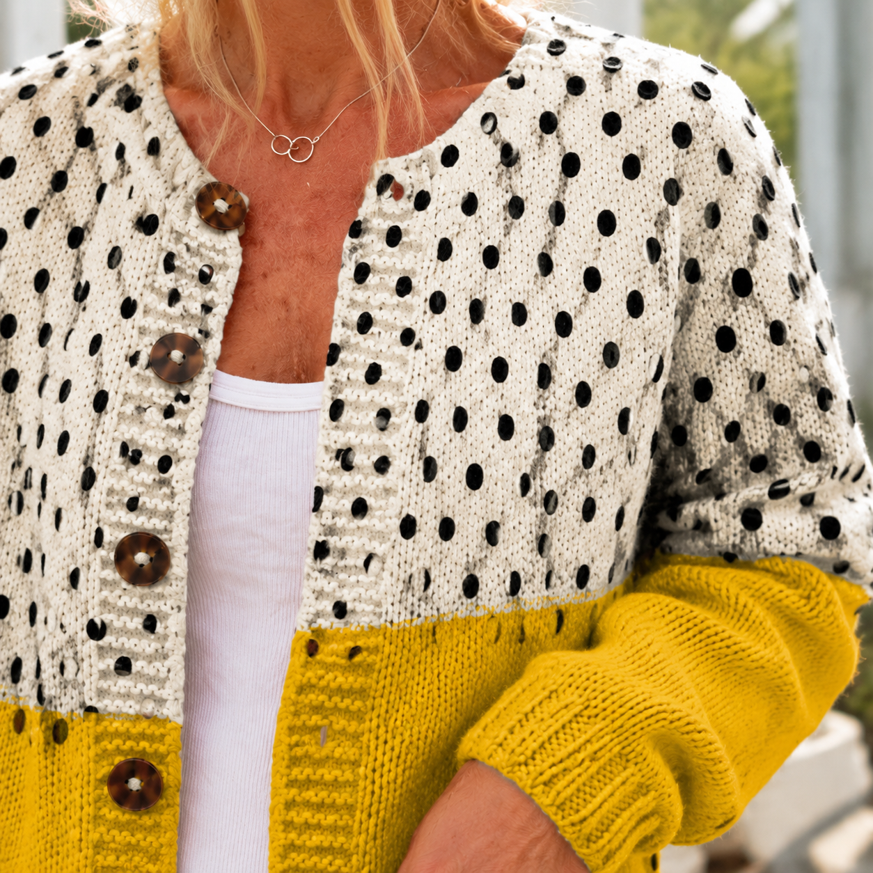 Strickpullover in Senfgelb mit langen Ärmeln und modernem Farbblock-Design