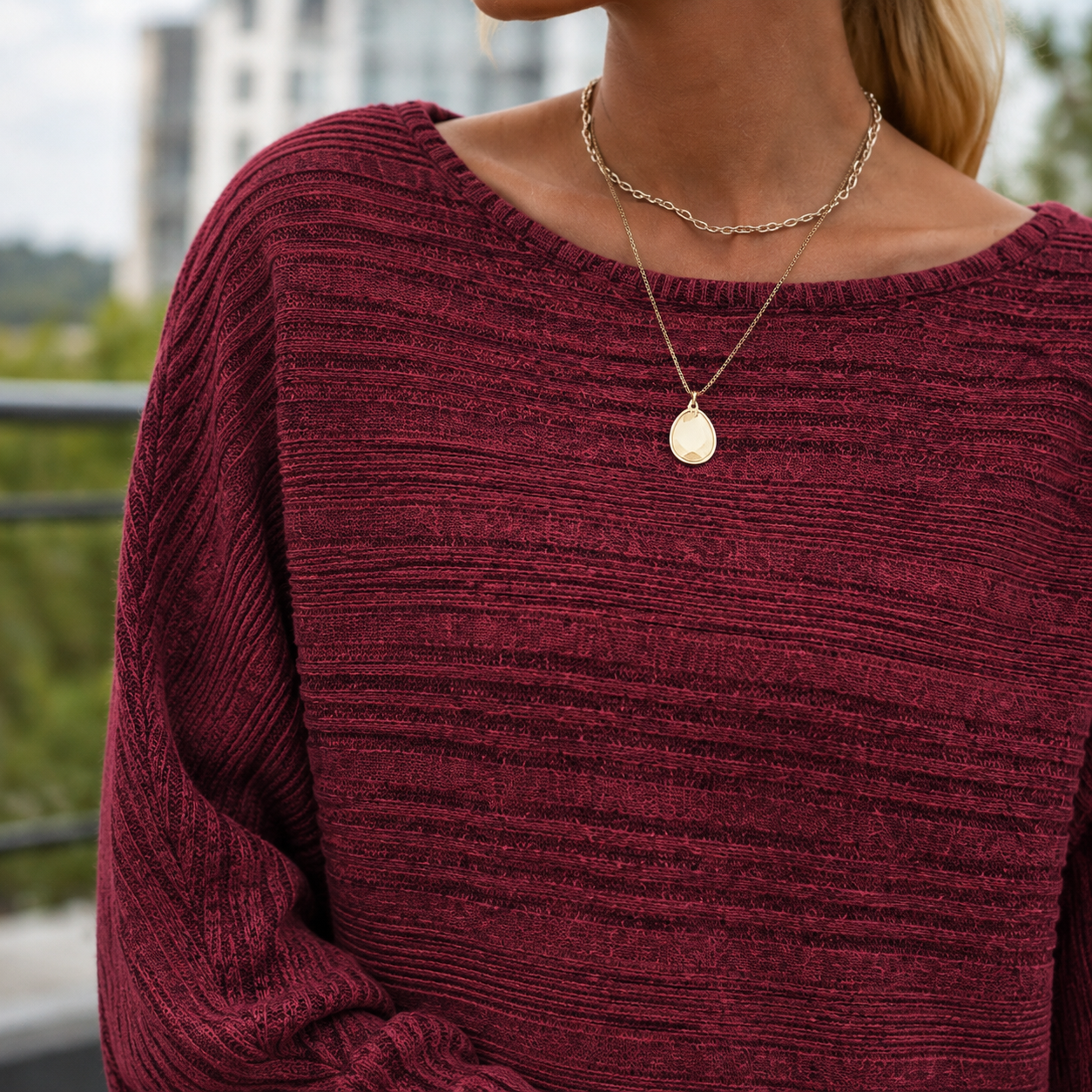 Detailansicht des gerippten Strickmaterials am Damenpullover