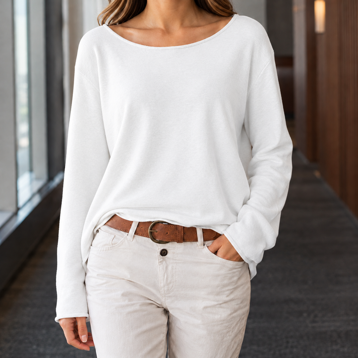 Seitenansicht des Damen-Strickshirts mit weitem Ausschnitt