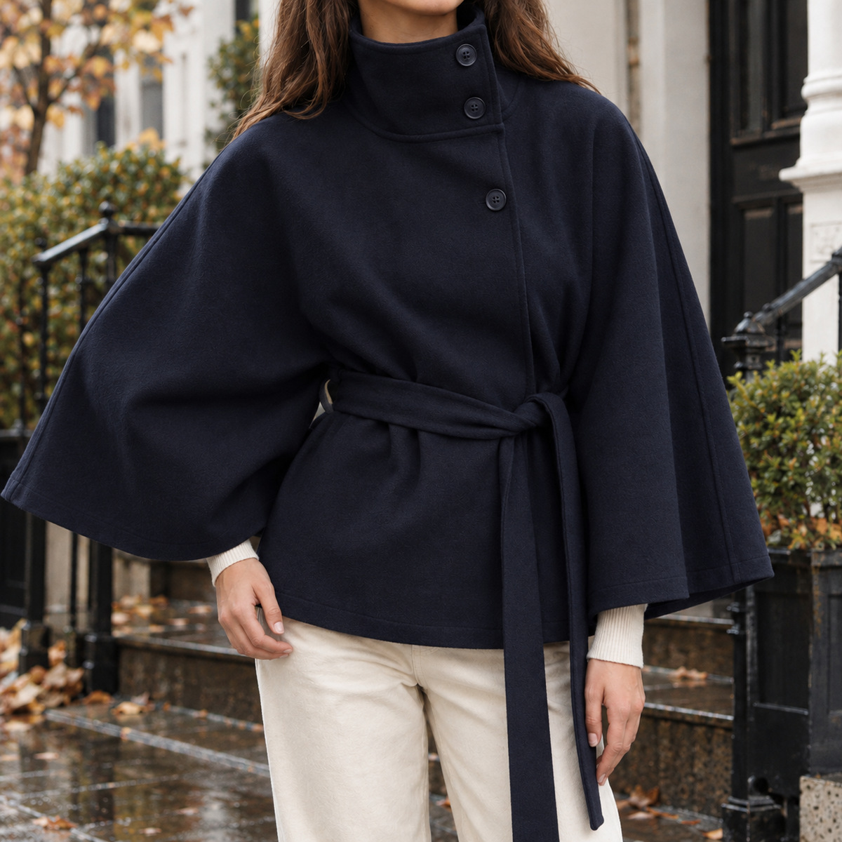 Seitliche Ansicht der Cape-Jacke mit Stehkragen