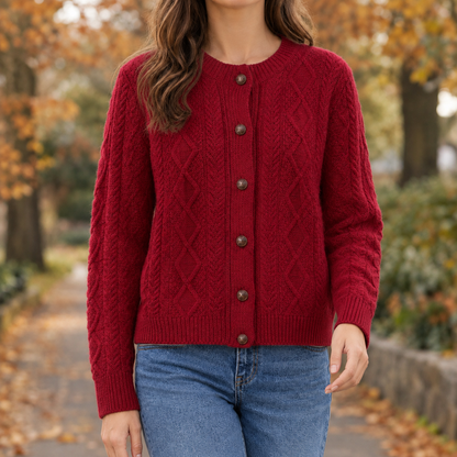 Strickstruktur und Zopfmuster des Cardigans in Salbeigrün