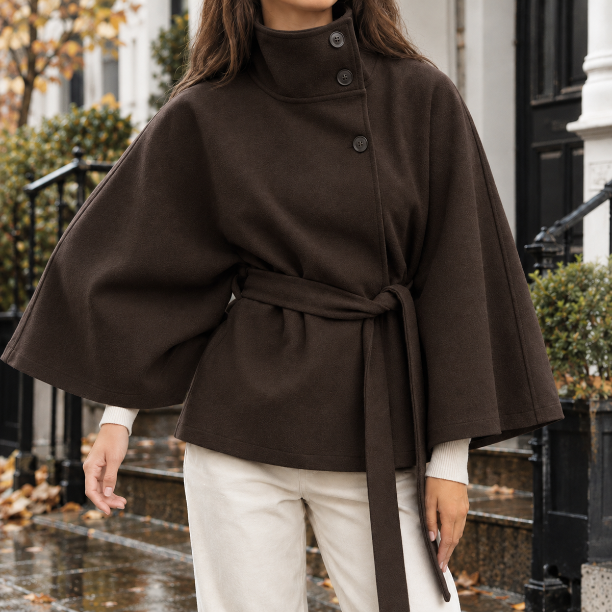Rückansicht der Damen-Cape-Jacke mit fließendem Schnitt