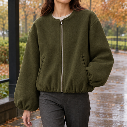 Nahaufnahme der Jacke mit modischen Ballonärmeln