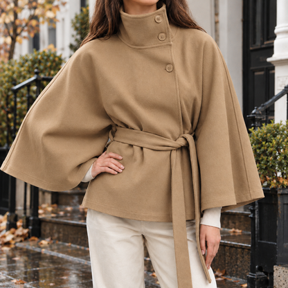 Cape-Jacke mit Stehkragen und Bindegürtel als vielseitiges Outfit