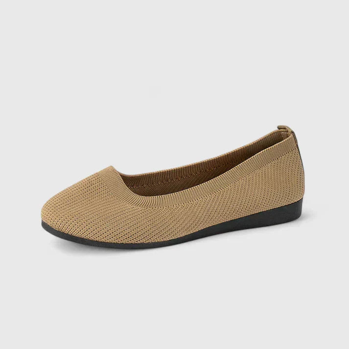 Damen Loafer mit Elastikeinsätzen in schräger Perspektive