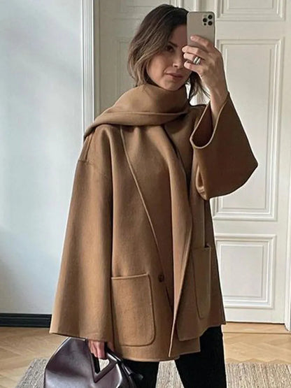 Eleganter Damenmantel in camel mit Schal, seitliche Ansicht für einen stilvollen Look.