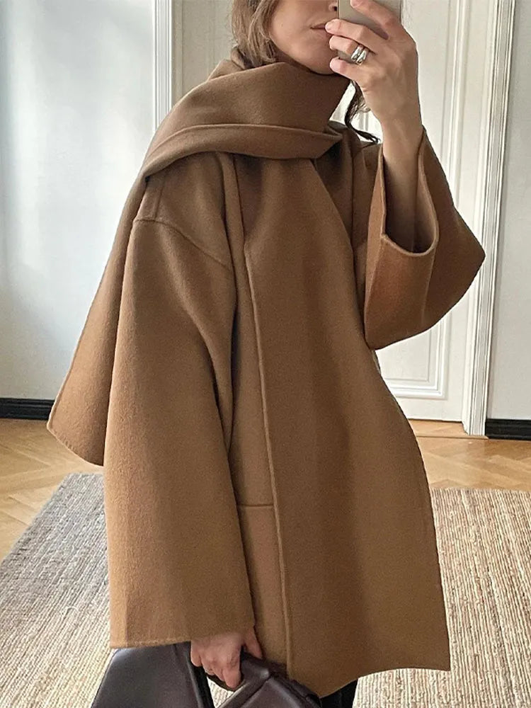 Damenmantel in camel mit locker umgelegtem passendem Schal, Detailansicht.