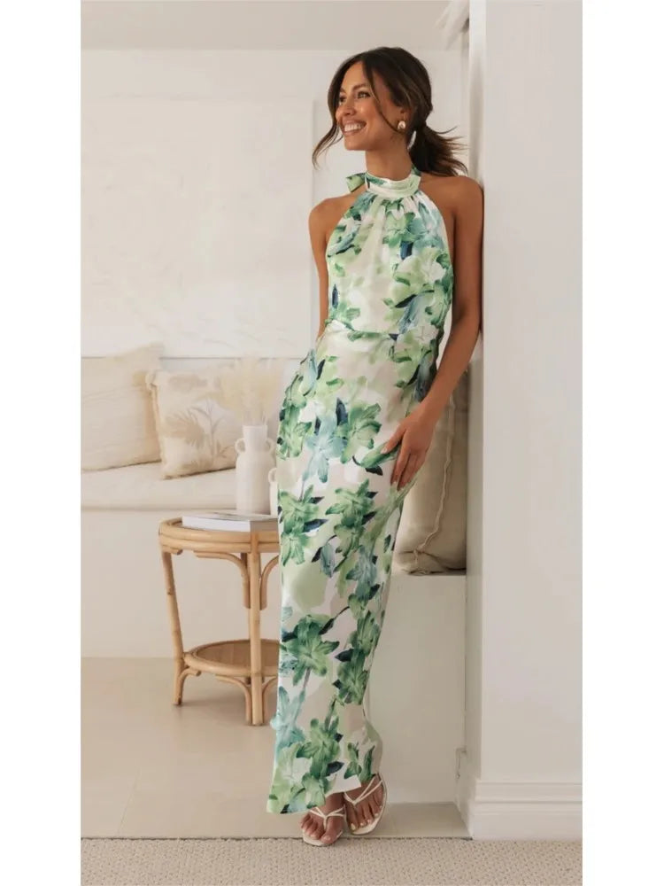 Detailansicht des Halterneck-Ausschnitts am floralen Damen-Maxikleid