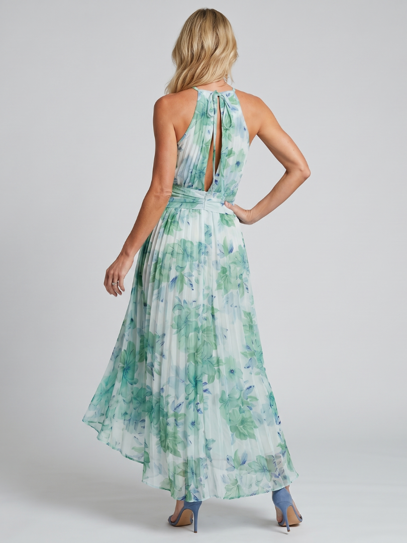 Detailansicht der feinen Plissierung und des Neckholder-Ausschnitts am Maxikleid