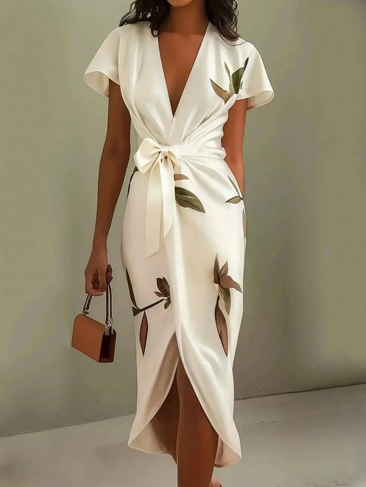 Damen Midikleid mit Blumenprint und Wickeloptik in Vorderansicht