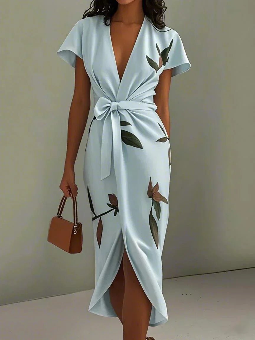 Damen Midikleid mit Blumenprint und Wickeloptik in Seitenansicht