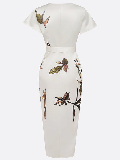 Detailaufnahme des Ausschnitts am Midikleid mit Blumenprint