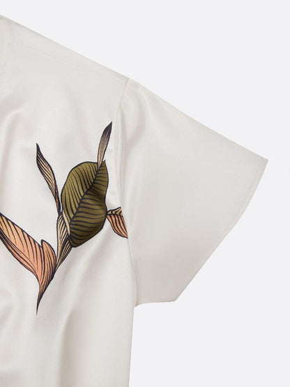 Detailaufnahme des fließenden Rocks am Damen Midikleid